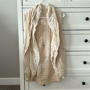 Cream vest with lace detail along neckline (size XS/S)
